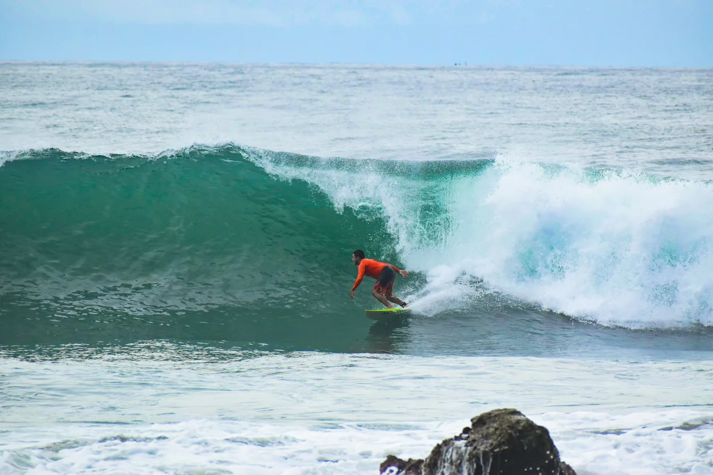 Sessão de surf sob o padrão internacional de El Salvador