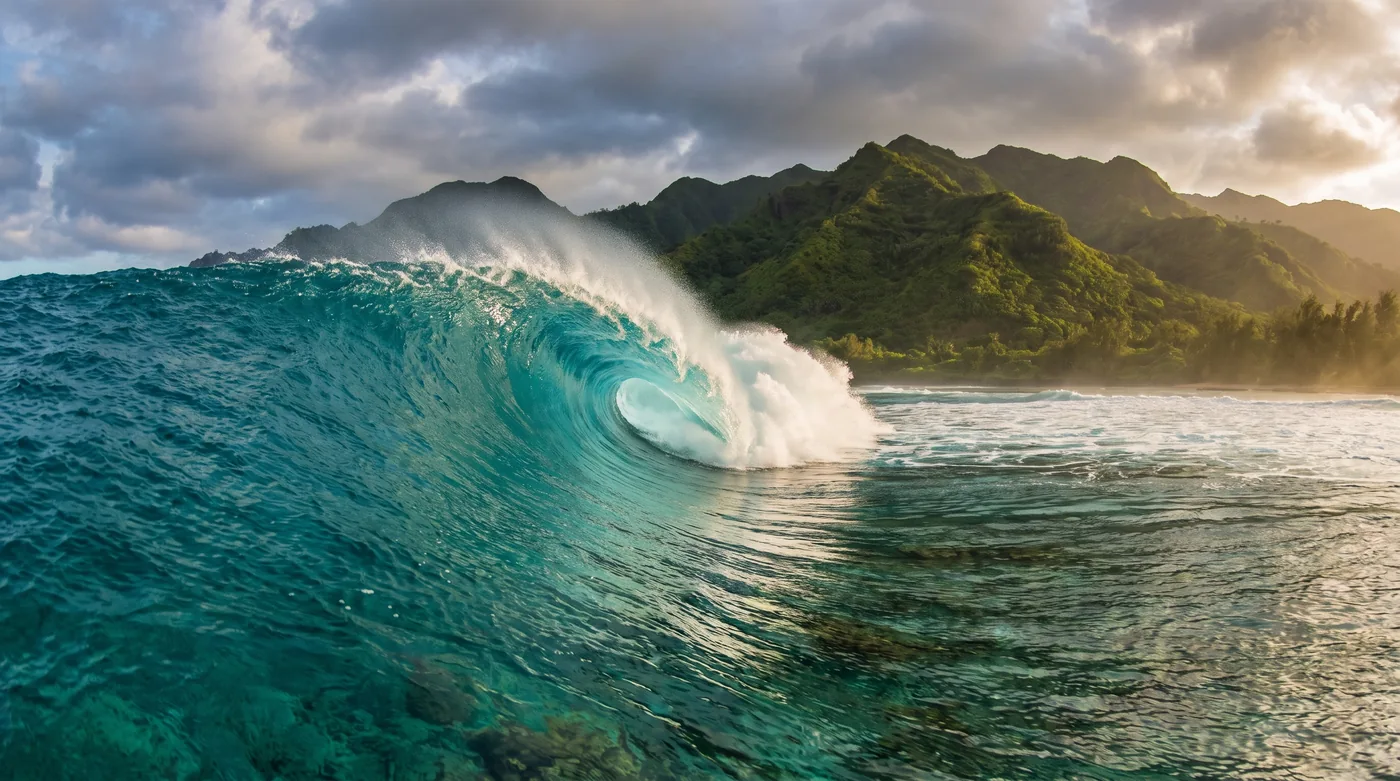 Teahupo'o forma um dos tubos mais grossos e pesados do mundo sobre uma laje de coral rasa