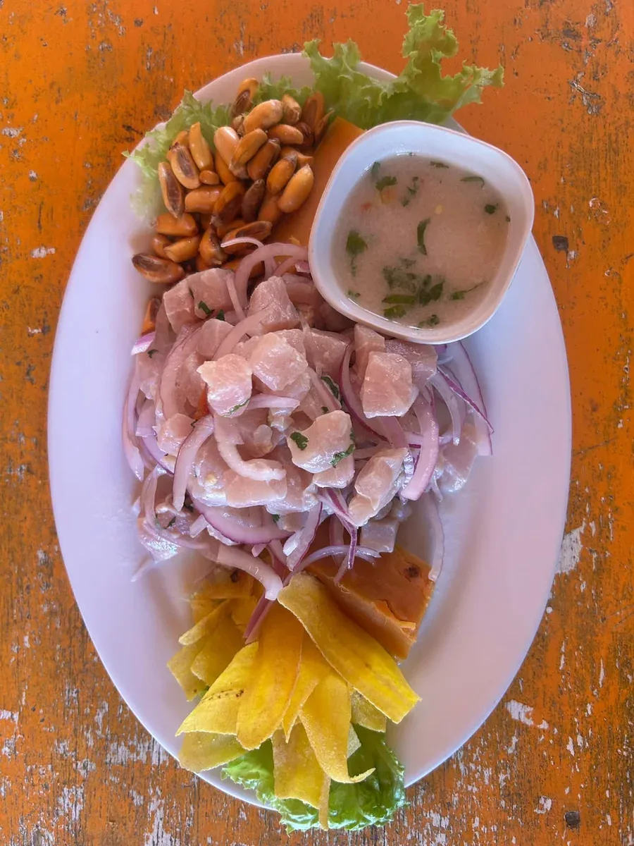 Ceviche peruano servido na pousada