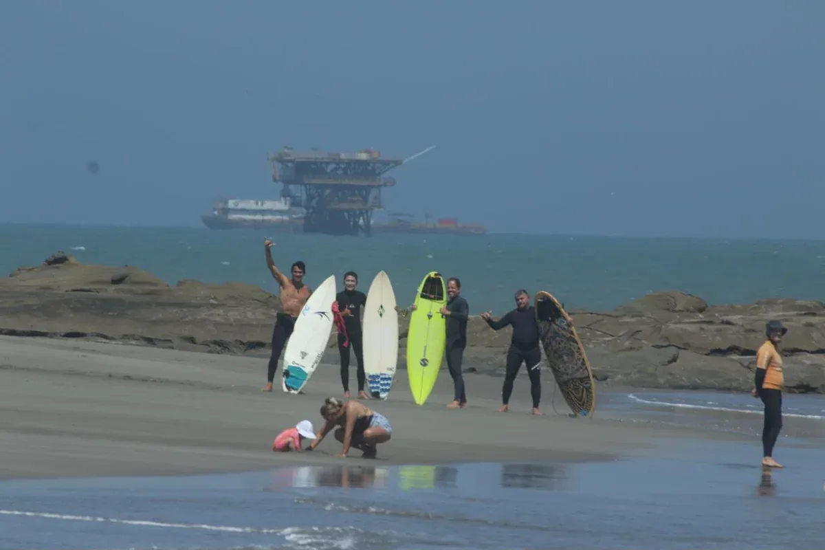 Grupo com as pranchas na praia de Lobitos