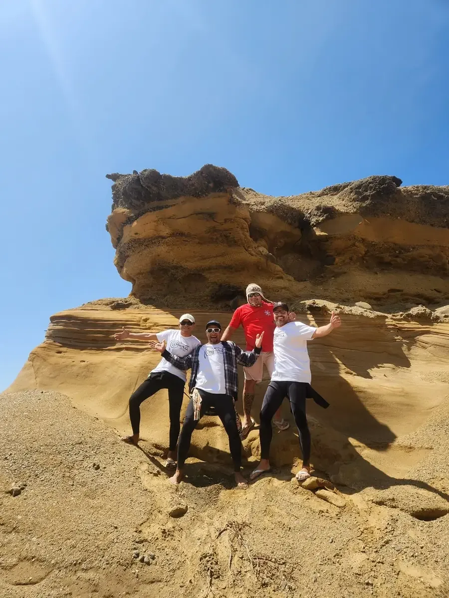 Grupo posando nas rochas do deserto peruano
