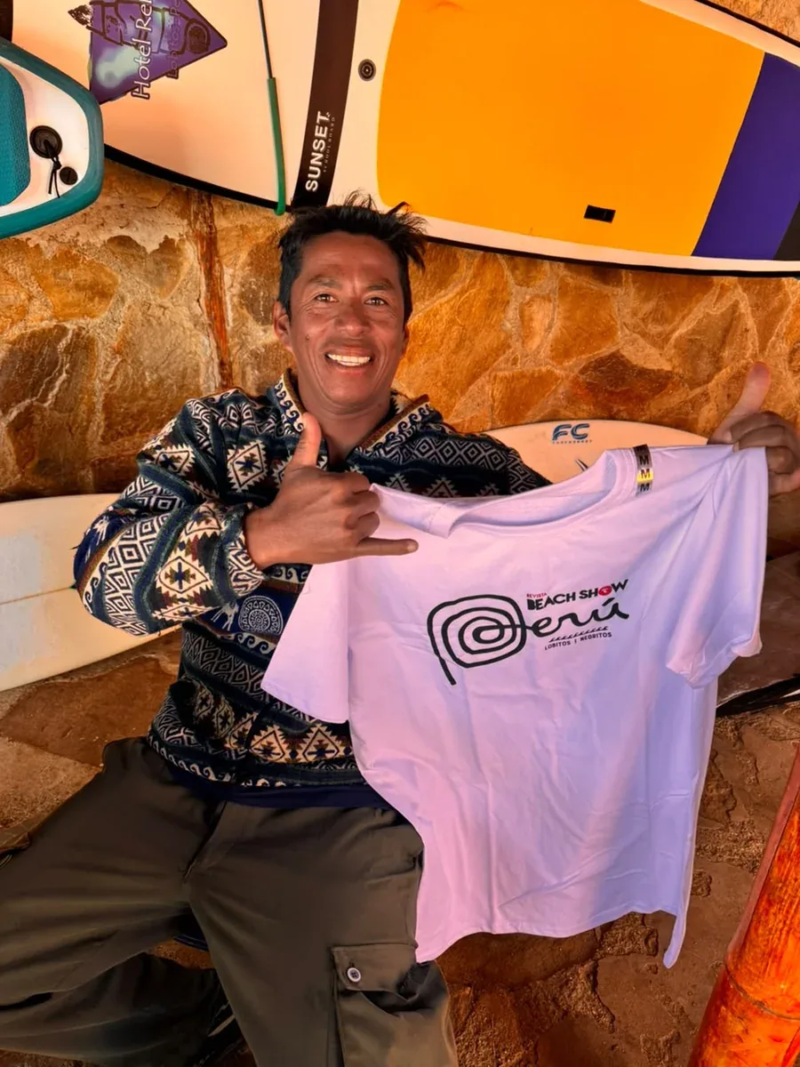 Novo amigo da pousada com a camisa Beach Show