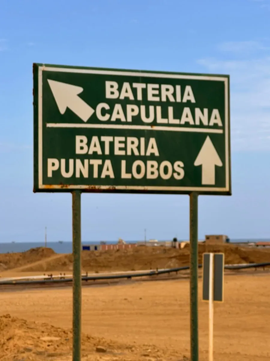 Placa indicando as baterias Capullana e Punta Lobos