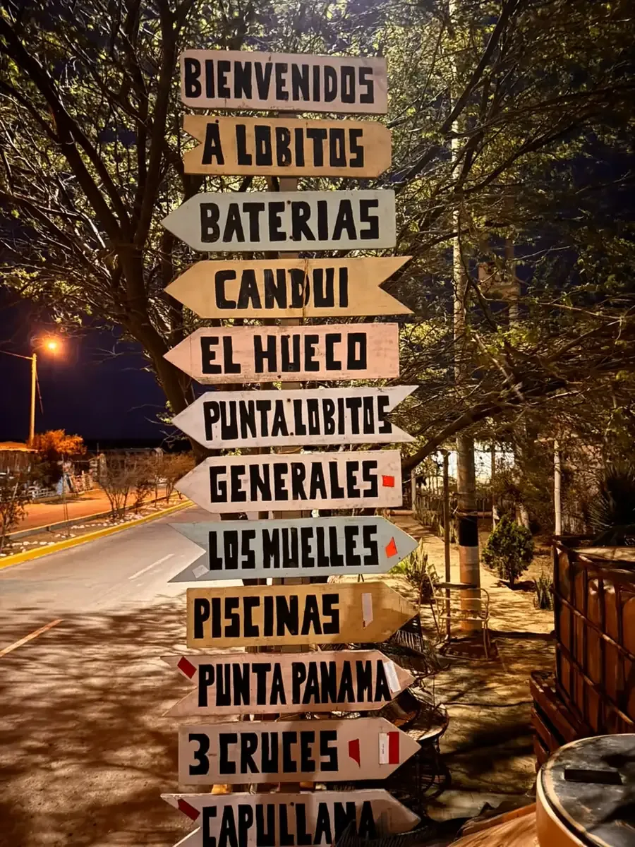 Placas de madeira indicando os picos de Lobitos