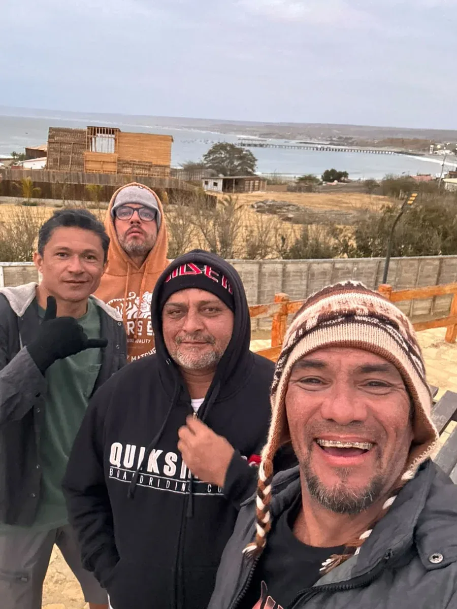 Selfie do grupo com o pier de Máncora ao fundo