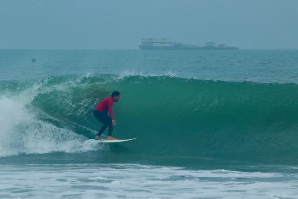 Surfista entubando em Generales