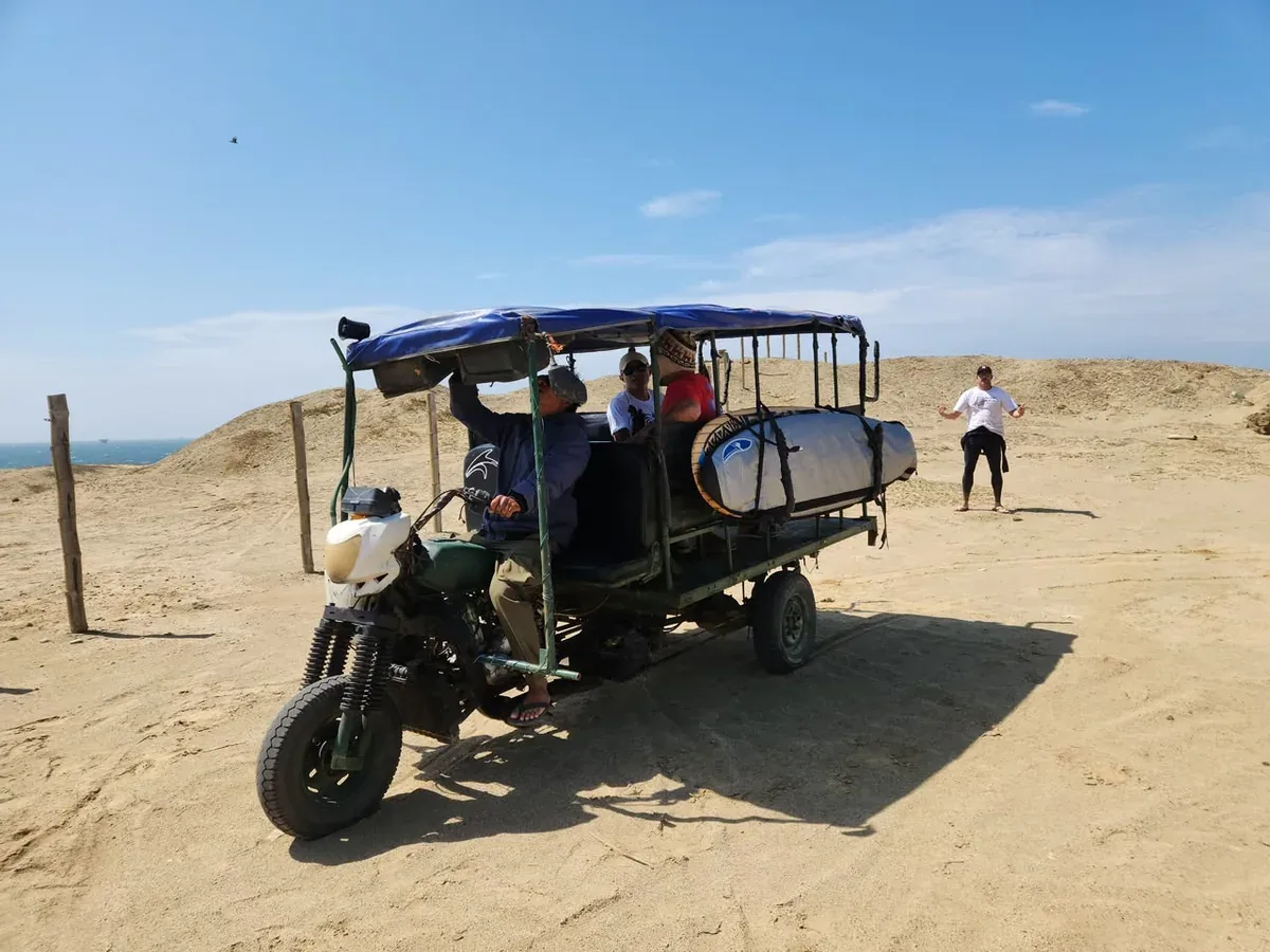 Tuk-tuk carregando as pranchas pelas dunas