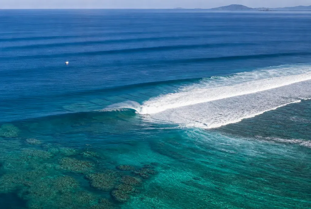 Cloudbreak quebrando perfeita em Fiji, vista aérea
