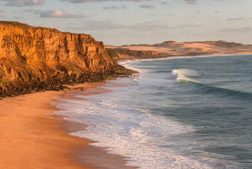 Falésias e dunas isoladas no litoral do Nordeste ao entardecer